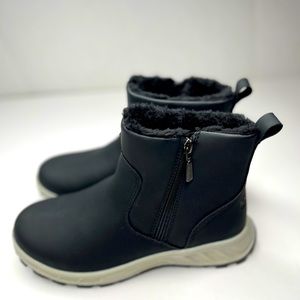 Khombu Sienna Ladies All weather leather boots NWB Black 7 water repellant